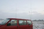 Antenos iš arčiau: ant stogo - 2 m strypas, ant šono - HUSTLER antena 80m diapazonui, fone - 12 metrų vertikalas