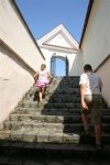 Laiptai iš celių gatvelės į bažnyčios šventorių