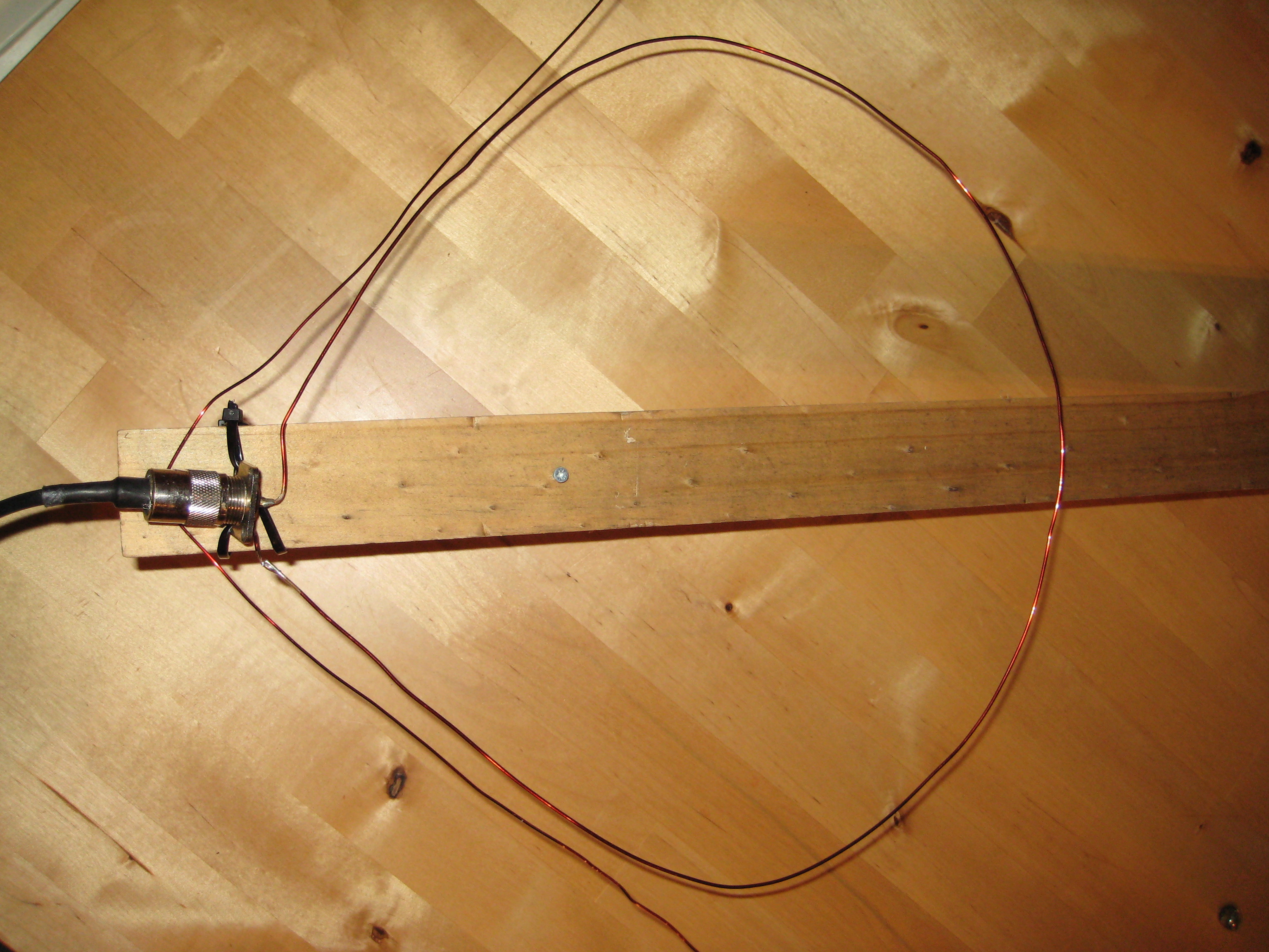 A wire loop and its feeding method with 1/5 size loop