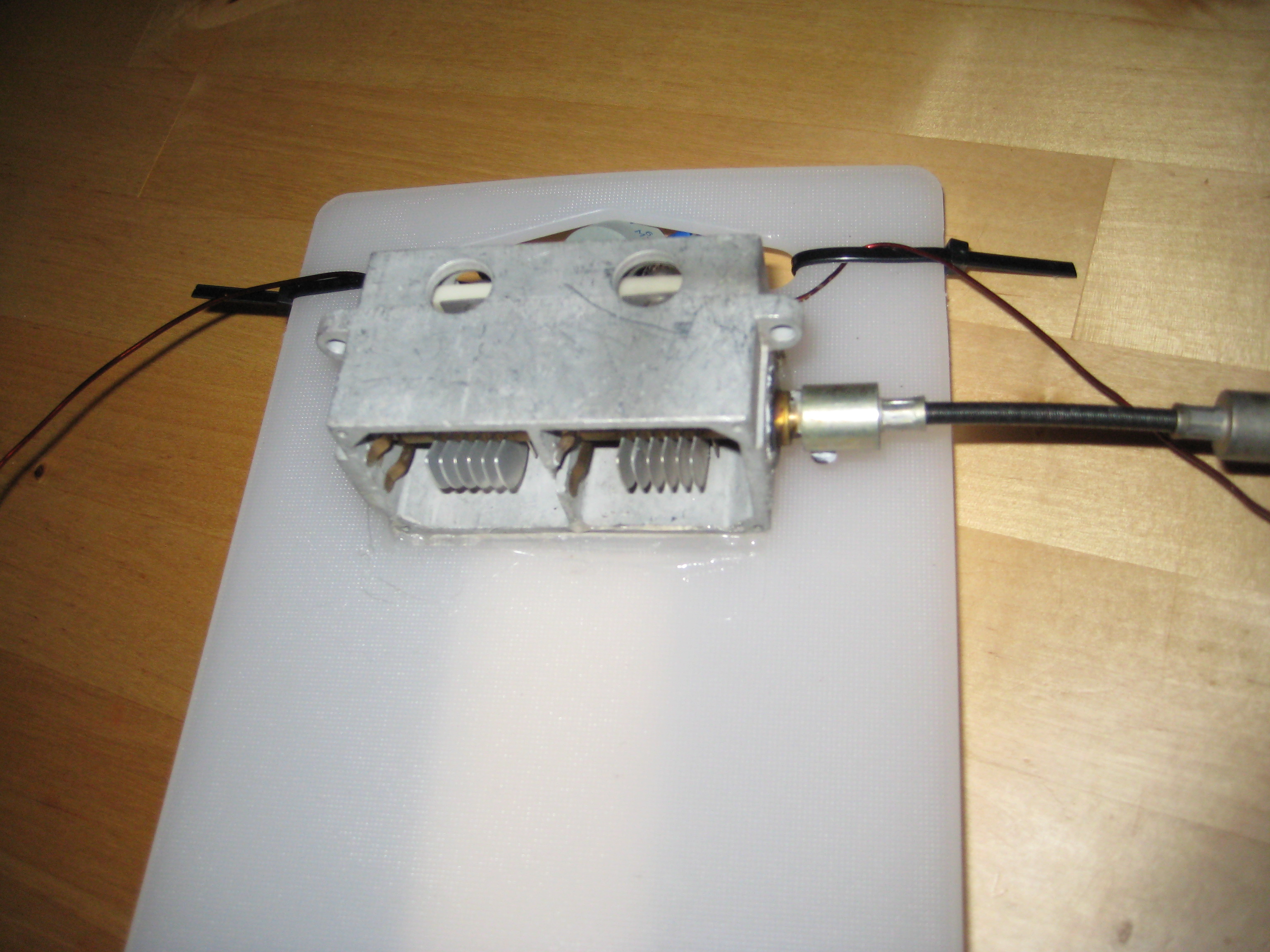 A wire loop antenna with capacitor on the top