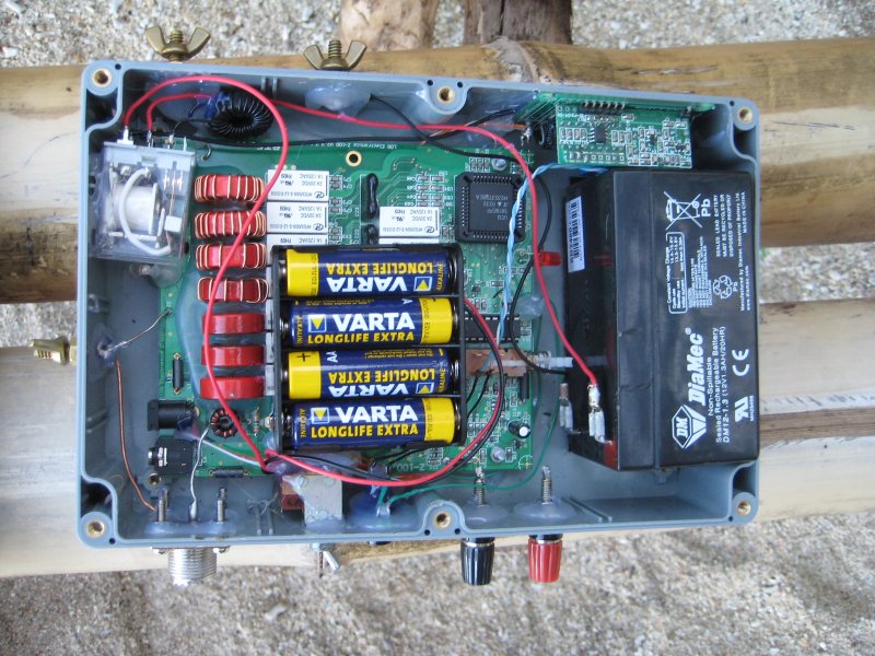 The big SLA rechargable battery provides DC supply over the twin line to remote relay. Note RF wireless module above
