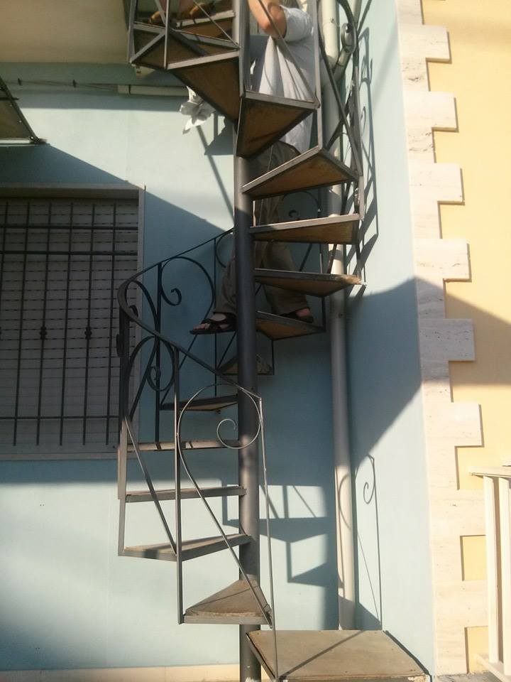 Casuzze, laiptai į mūsų apartamentus