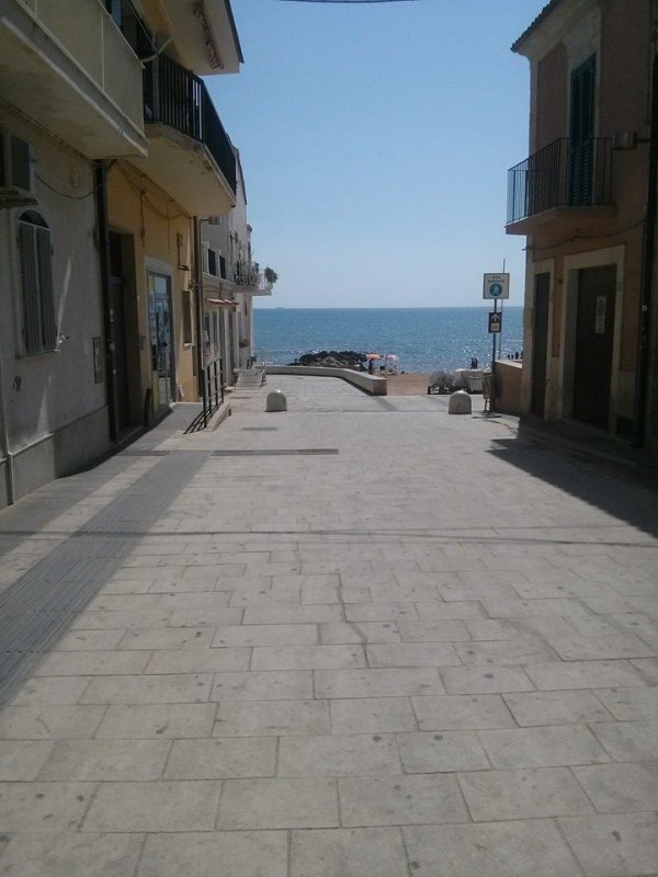Marina di Ragussa, vidurdienis, kaitra