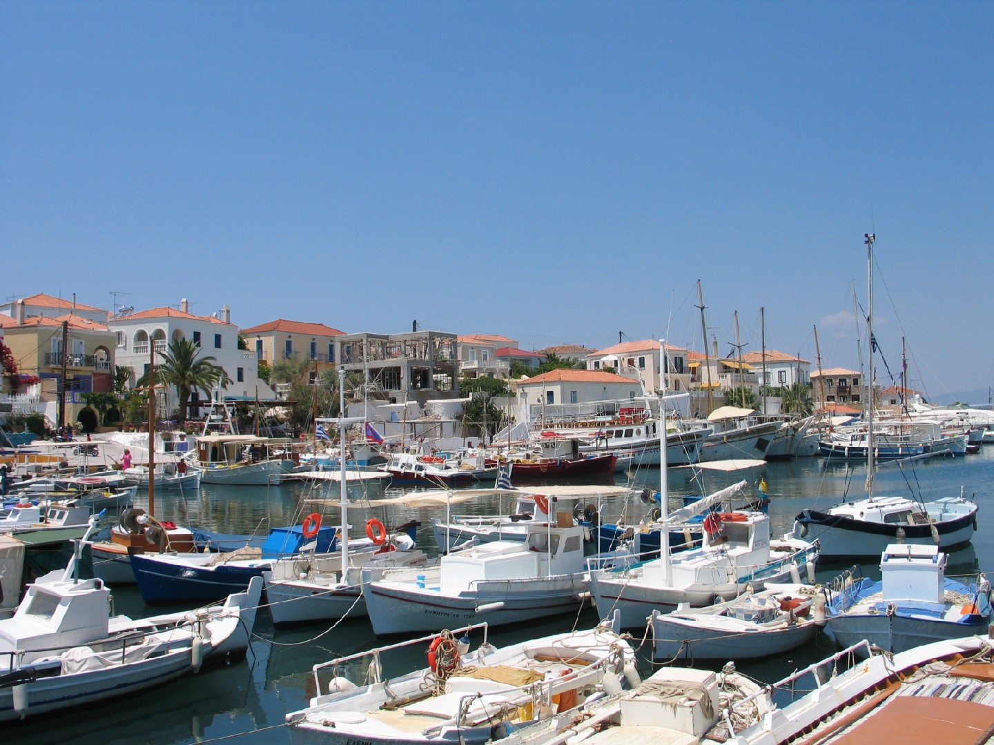 Spetses saloje nera automobiliu