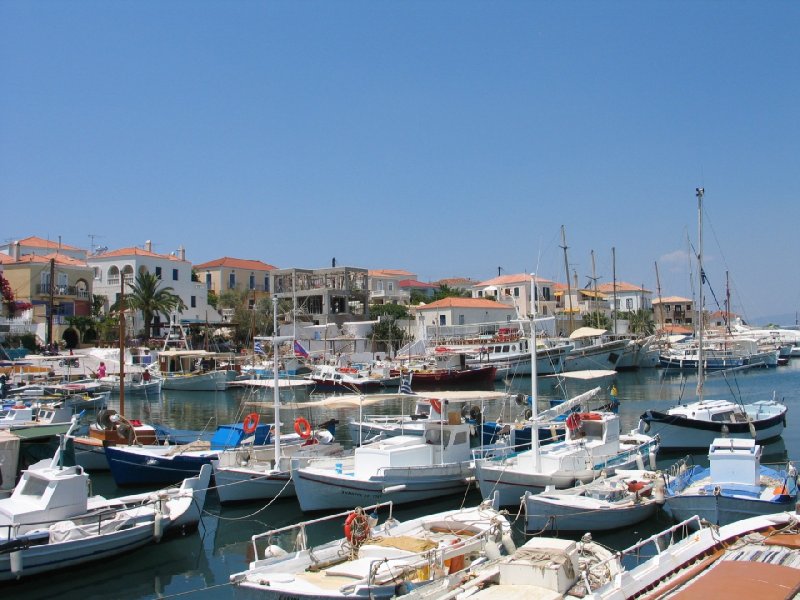 Spetses saloje nera automobiliu