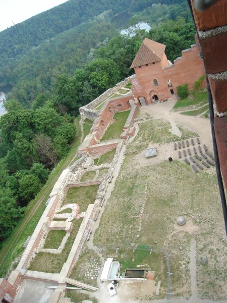 Vaizdas į rekonstruojamus pilies griuvėsius iš bokšto.
