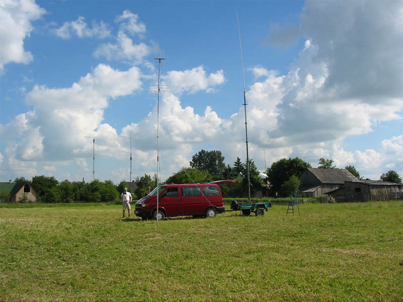 Pakeltos ir 2m antenos į 7 metrų aukštį. Fone matomos Artūro antenos. Netokios jos ir aukštos...