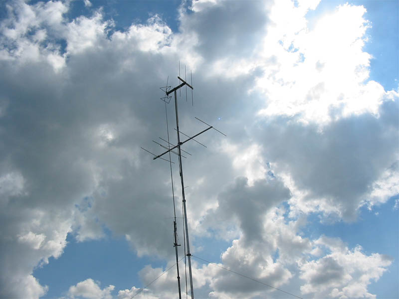 2m diapazono antenos horizontalios (apačioje) ir vertikalios (viršuje) poliarizacijų antenos. Fone - vertikalas X-510