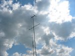 2m diapazono antenos horizontalios (apačioje) ir vertikalios (viršuje) poliarizacijų antenos. Fone - vertikalas X-510